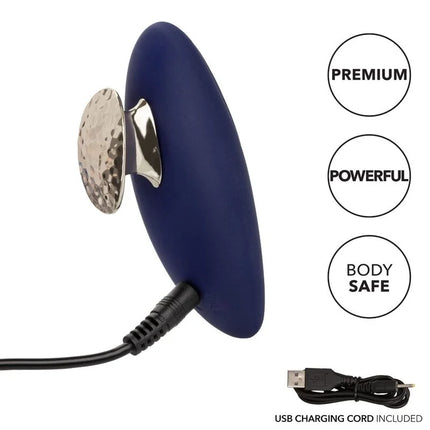 Navyblauer silikonkörpermassager mit silberner, gehämmerter kreisplatte und usb-ladekabel von calexotics chic violet stimulator mit 10 geschwindigkeiten