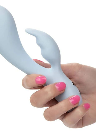 Lightblaue silikon erwachsenenspielzeug mit gebogenem griff und zwei fingerartigen hervorhebungen von calexotics contour kali blau