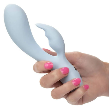 Lightblaue silikon erwachsenenspielzeug mit gebogenem griff und zwei fingerartigen hervorhebungen von calexotics contour kali blau
