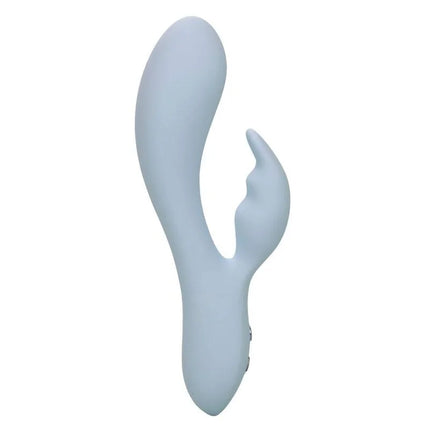 Ein elegantes leichtblaues silikonspielzeug contour kali blau von calexotics mit glattem, geschwungenem design und kleinem vorstehenden spitzenpunkt