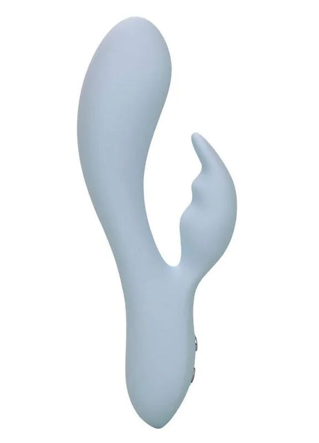 Ein elegantes leichtblaues silikonspielzeug contour kali blau von calexotics mit glattem, geschwungenem design und kleinem vorstehenden spitzenpunkt