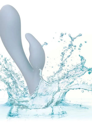 Ein schlankes, mattgraues silikon-erwachsenenspielzeug mit ergonomischem design und zwei gebogenen prongs von calexotics contour kali blau