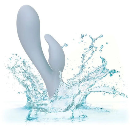 Ein schlankes, mattgraues silikon-erwachsenenspielzeug mit ergonomischem design und zwei gebogenen prongs von calexotics contour kali blau