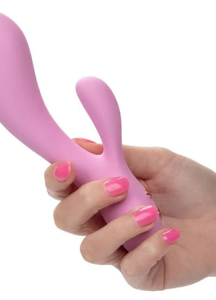 CalExotics contour zoie rosa pink silikon rabbit-vibrator gehalten in hand mit passenden pinken nagellack