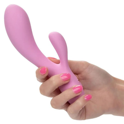 CalExotics contour zoie rosa pink silikon rabbit-vibrator gehalten in hand mit passenden pinken nagellack