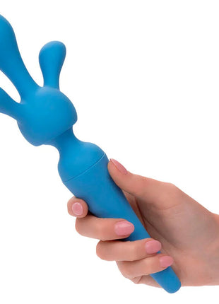 Blauer silikonkaninchen-vibrator von calexotics couture kit mit 10 vibrationsmodi in hand gehalten