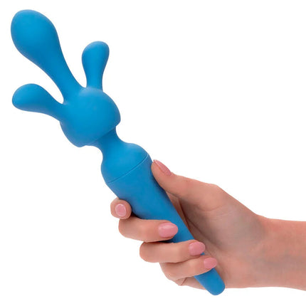 Blauer silikonkaninchen-vibrator von calexotics couture kit mit 10 vibrationsmodi in hand gehalten