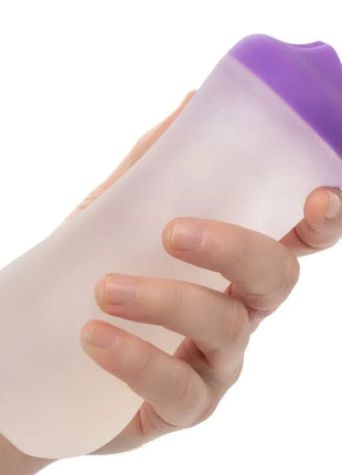 Ein translucent lavendelfarbene silikon-quetschflasche mit lila texturiertem deckel für calexotics deep throat grip