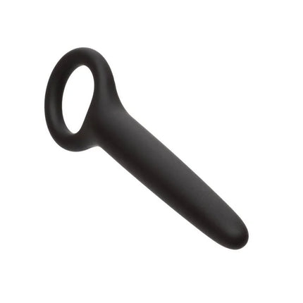 Schwarzer silikon analplug mit glattem, konischem design und integriertem ring oben von calexotics dilator-trio