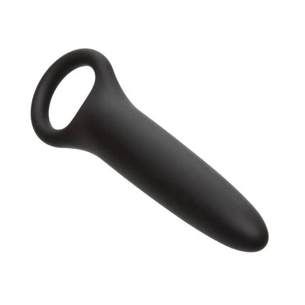 Schwarzer silikon analplug mit glattem, spitz zulaufendem design und integriertem ring von calexotics dilator-trio