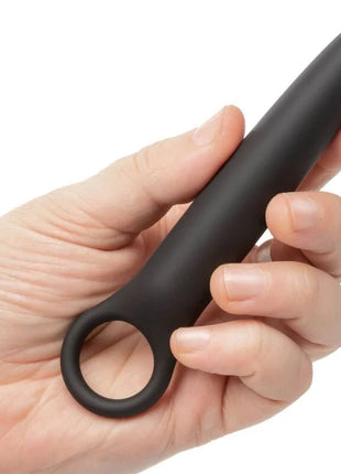 Schwarzer silikon-dilator mit glattem, konischem design und ring an der basis von calexotics dilator-trio