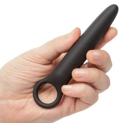 Schwarzer silikon-dilator mit glattem, konischem design und ring an der basis von calexotics dilator-trio