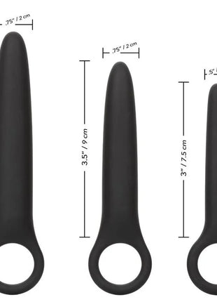 Set von drei schwarzen silikon-analplugs mit glattem, konischem design und ring am boden von calexotics dilator-trio