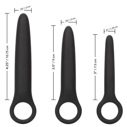 Set von drei schwarzen silikon-analplugs mit glattem, konischem design und ring am boden von calexotics dilator-trio