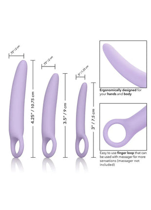 Set mit drei lavendelfarbenen silikon-dilatatoren in verschiedenen längen mit ergonomischen fingergriffen von calexotics