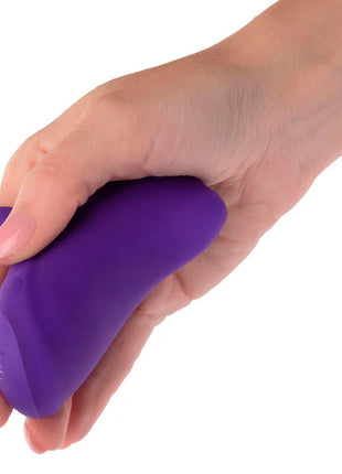 Violettes silikons handmassager gerät mit rollball und 7 vibrationen von calexotics in hand gehalten