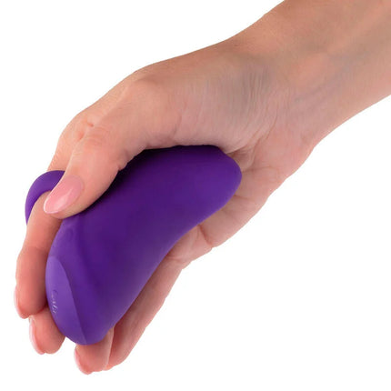 Violettes silikons handmassager gerät mit rollball und 7 vibrationen von calexotics in hand gehalten