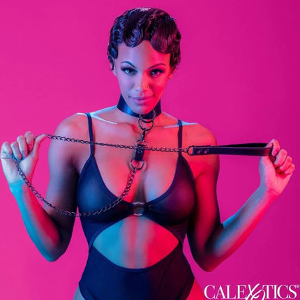 Calexotics euphoria halsband mit kettenleine schwarzes lederhalsband mit metallringen und kettenanhängern