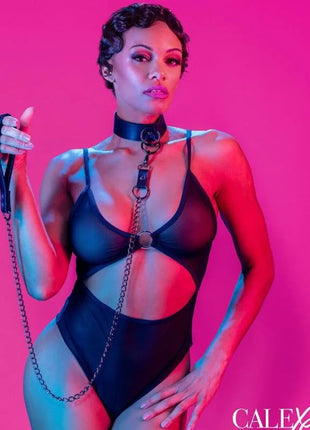 Schwarzes lederhalsband mit metallring und kettenleine von calexotics euphoria für sinnlichen einsatz