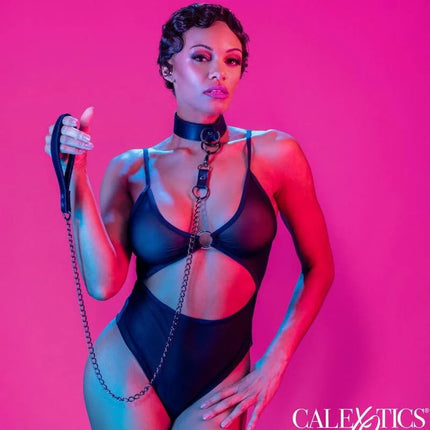 Schwarzes lederhalsband mit metallring und kettenleine von calexotics euphoria für sinnlichen einsatz