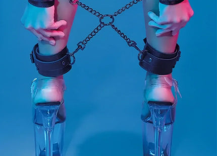 CALEXOTICS – Euphoria Hogtie-Set aus veganem Leder & Samt - Bondage-Set