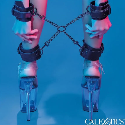 CALEXOTICS – Euphoria Hogtie-Set aus veganem Leder & Samt - Bondage-Set