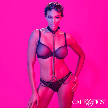 Schwarzes spitzen-lingerie-set mit metallic-kettendetails und ringakzenten von calexotics euphorie kettenhalfterhalsband und leine