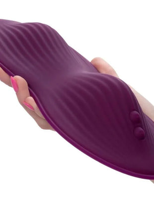 Calexotics fernbedienung dual rider lila silikon fußmassager mit konturierter gerippter oberfläche und drei runden vorsprüngen