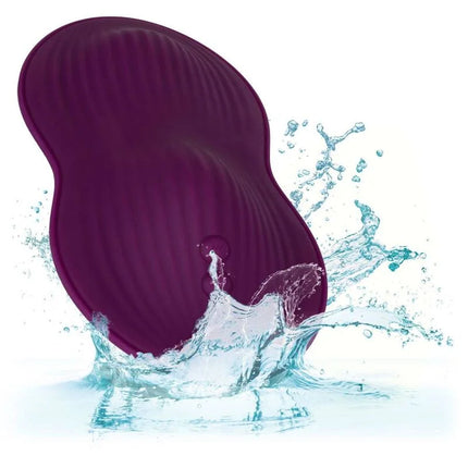 Tiefviolettes, geripptes silikonspielzeug mit ergonomischem design von calexotics dual rider fernbedienung
