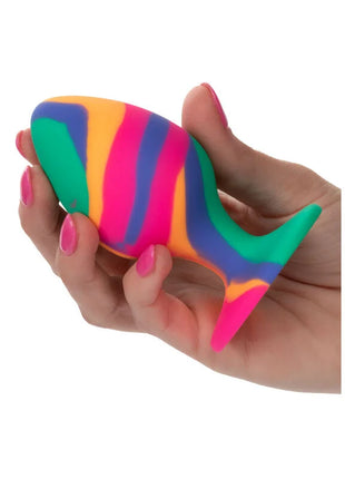 Calexotics frecher grosser batik-plug anal aus buntem silikon in fischform als stressball mit regenbogenstreifen