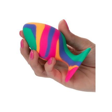 Calexotics frecher grosser batik-plug anal aus buntem silikon in fischform als stressball mit regenbogenstreifen