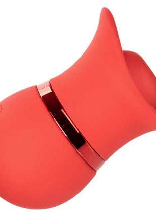 Ein lebhaftes korallenrotes silikon vibrator in rosenform mit einem eleganten metallband von calexotics french kiss suck und play set