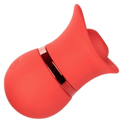 Ein lebhaftes korallenrotes silikon vibrator in rosenform mit einem eleganten metallband von calexotics french kiss suck und play set