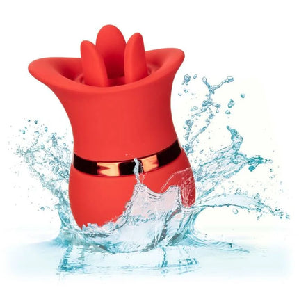 Roter silikon vibrator in rosenform mit goldfarbenem metallband aus dem calexotics french kiss suck play set