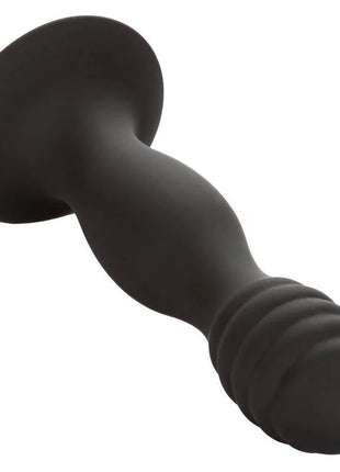Schwarzer silikon anal-stud mit gerippten oberflächen und breiter basis von calexotics sichtbar von hinten