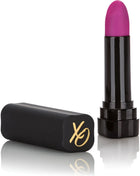 Ein lebendiger fuchsia lippenstift mit elegantem schwarzem zylindrischem etui und goldlogo von calexotics hide & play lila lippenstift-stimulator