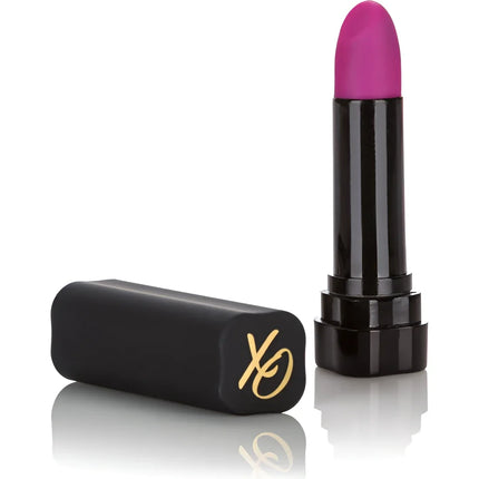 Ein lebendiger fuchsia lippenstift mit elegantem schwarzem zylindrischem etui und goldlogo von calexotics hide & play lila lippenstift-stimulator