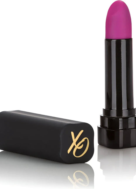 Ein lebendiger fuchsia lippenstift mit elegantem schwarzem zylindrischem etui und goldlogo von calexotics hide & play lila lippenstift-stimulator