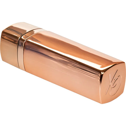 Rose gold metallische Lippenstifthülle mit rechteckigem Design und graviertem Logo seitlich von Calexotics Hide & Play Lippenstift Recharge Lila