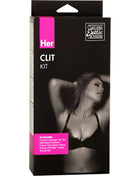 Schwarzes und pinkes verpacktes her clit kit von california exotic actives mit frau in schwarzer spitzenunterwäsche auf der box