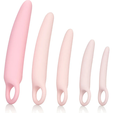 Set von fünf pinken silikon-dilatatoren mit glattem, konischem design und schlaufen am griff von calexotics