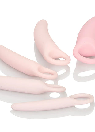 Set von fünf weichen rosa silikon vaginaldilatatoren in verschiedenen größen mit glatten abgerundeten designs von CalExotics