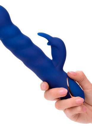 Blauer silikon rabbit vibrator mit wellenbewegung und rosegold akzent am griff von calexotics jack rabbit