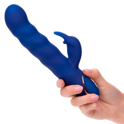 Blauer silikon rabbit vibrator mit wellenbewegung und rosegold akzent am griff von calexotics jack rabbit