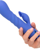 Blauer silikon vibrator mit gebogenem, geripptem schacht und integriertem trichter von calexotics california dreaming
