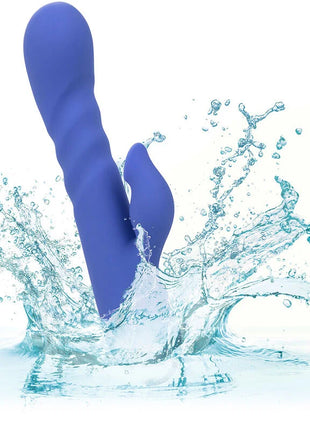 Ein glänzender blauer silikonvibrator mit strukturierter oberfläche und ergonomischem design von calexotics