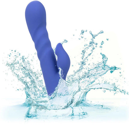 Ein glänzender blauer silikonvibrator mit strukturierter oberfläche und ergonomischem design von calexotics