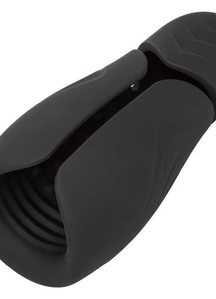 Schwarzer silikon cockring mit glattem, konturiertem design und strukturierten inneren rillen von calexotics masturbator elite pro stroker