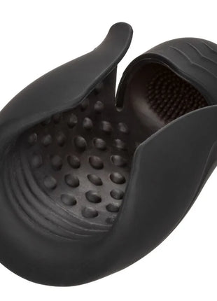 Schwarzer silikon cockring calexotics masturbator elite pro stroker mit strukturierter perforierter innenseite und gebogenem design