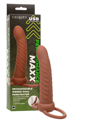 Tan farbener dual penetrator aus flüssigsilikon mit gerippter oberfläche und ring am boden von calexotics performance maxx